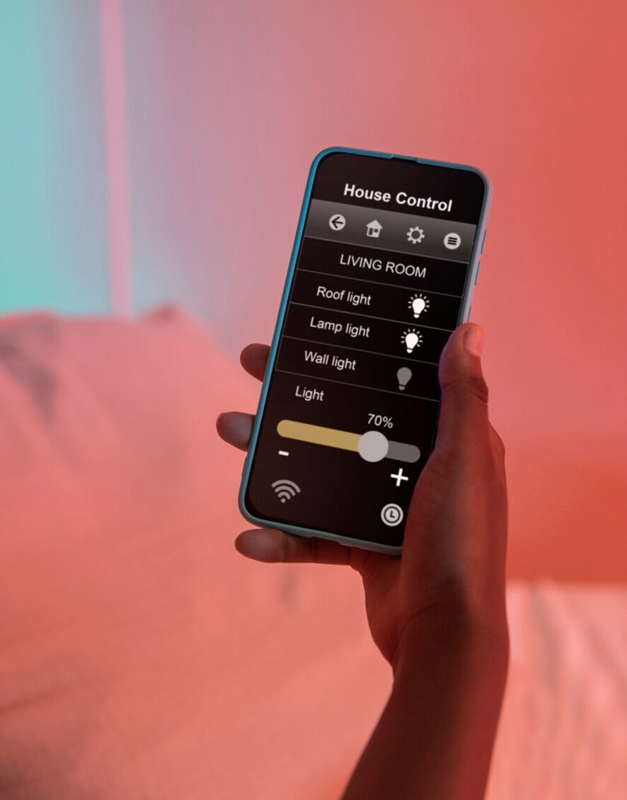 mano sosteniendo celular con control de casa inteligente