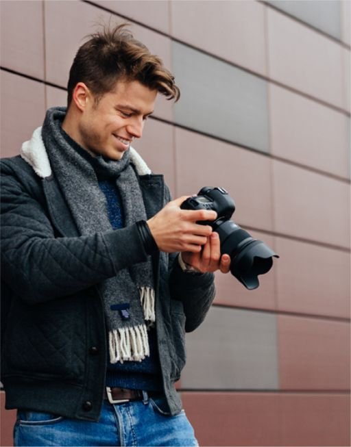 Joven con camara de fotos en las manos