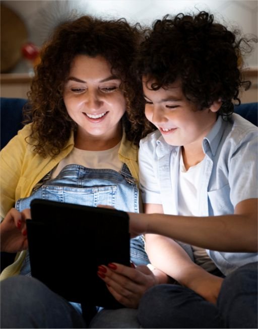 mama e hijo viendo una tablet