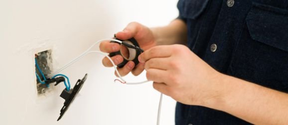 persona conectando cables